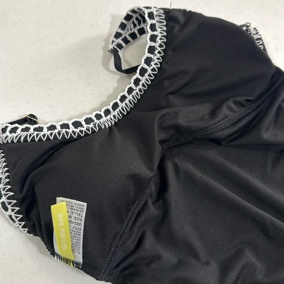 Gianni Bini EUC Swimsuit Black with White Trim Low Back Size Medium - Picture 9 of 16